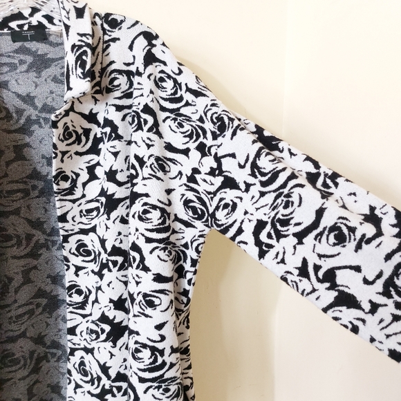 Tahari Black & White Rose Design Thick Viscose Knit Open Front Longline Sweater - Picture 4 of 11